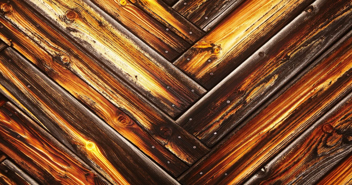 Application de teinture extérieure sur une structure en bois avec un pinceau large