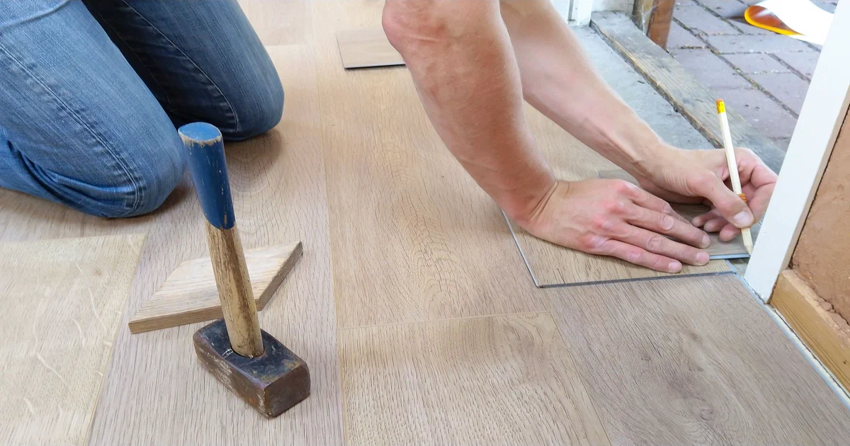 Sablage d'un patio en bois avant teinture